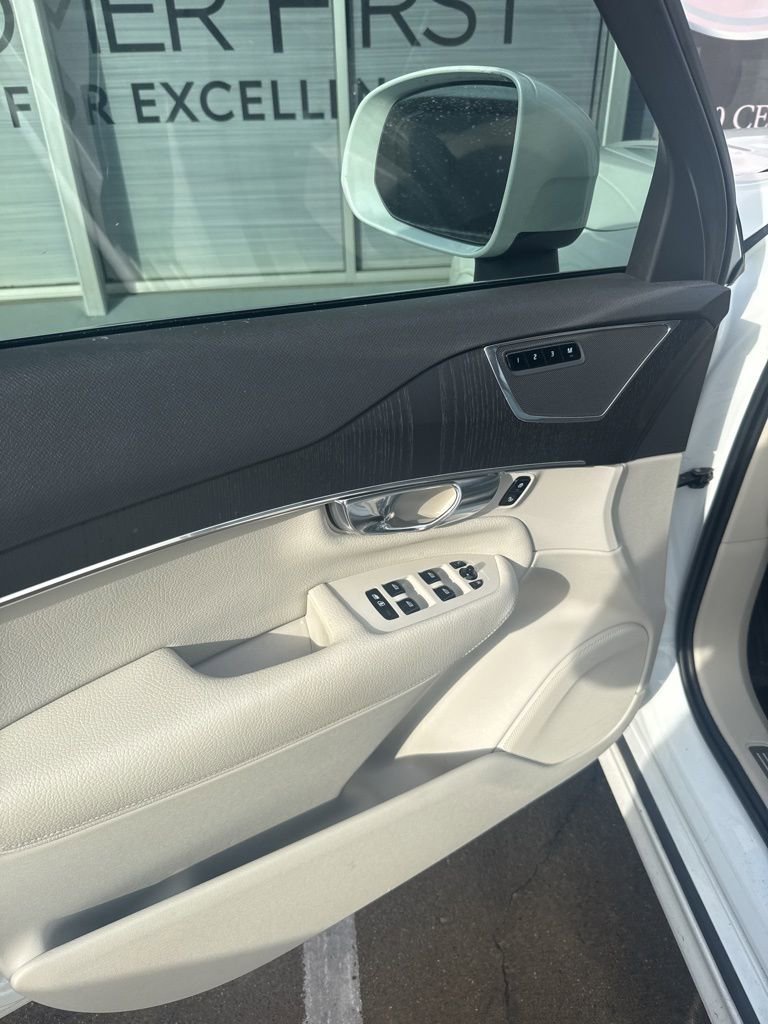 Used 2020 Volvo XC90 T6 Momentum image 2
