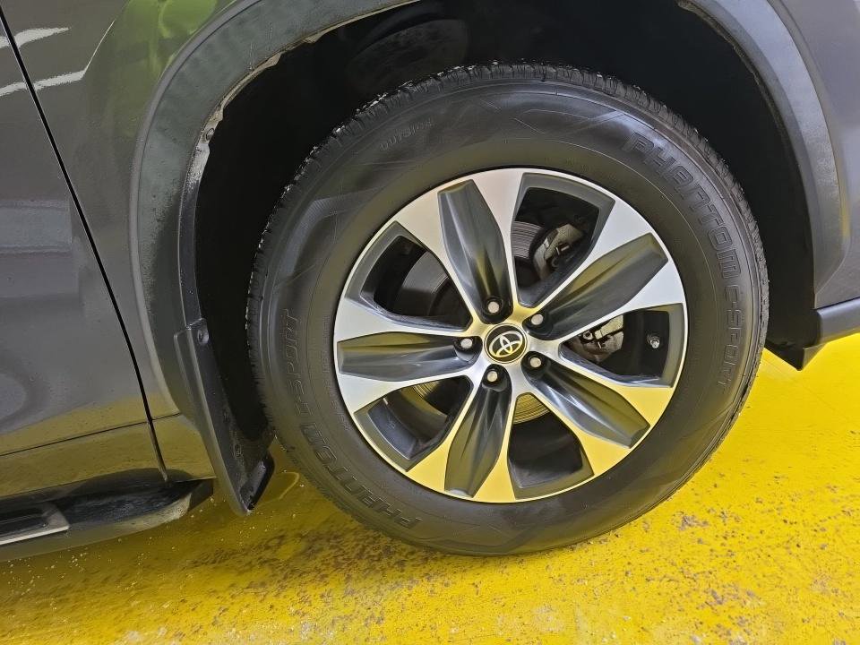 Used 2021 Toyota Highlander XLE image 9