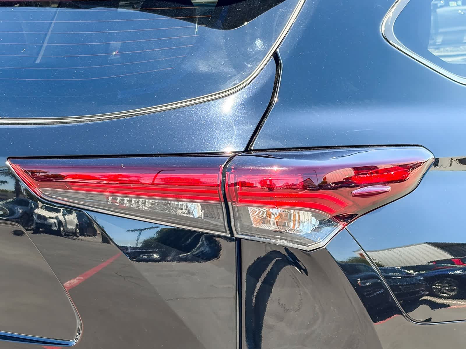 Used 2024 Toyota Highlander LE FWD image 8