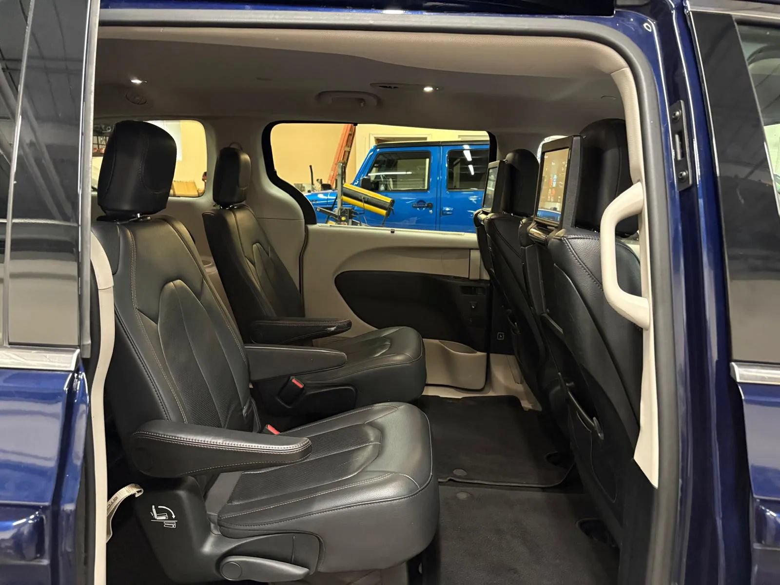 Used 2017 Chrysler Pacifica Touring-L Plus w/ Advanced Safetytec Group FWD image 22
