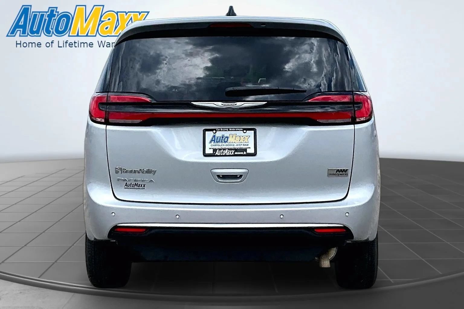 Used 2024 Chrysler Pacifica Touring-L FWD image 5