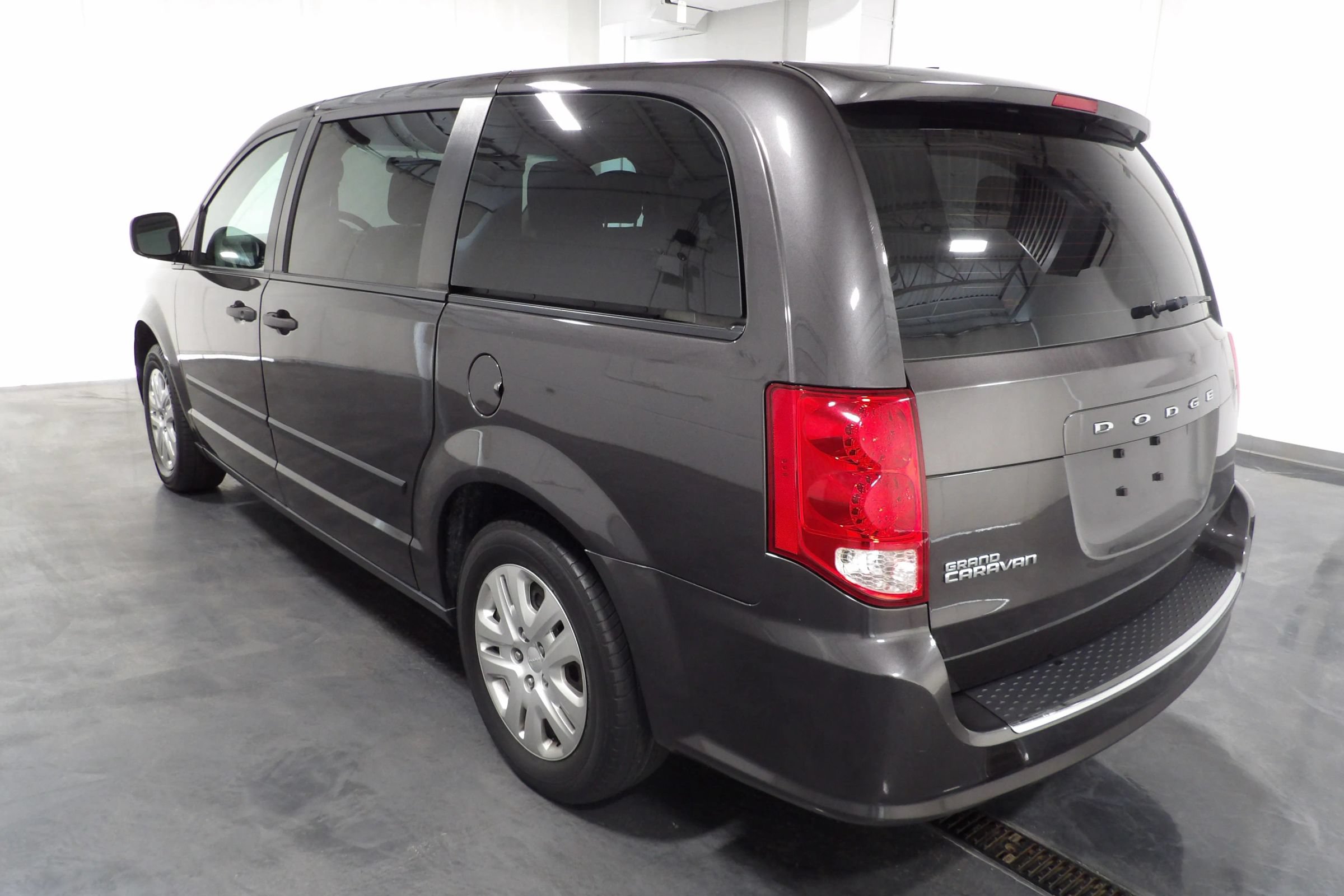 Used 2015 Dodge Grand Caravan American Value Package w/ UConnect Hands-Free Group FWD image 6
