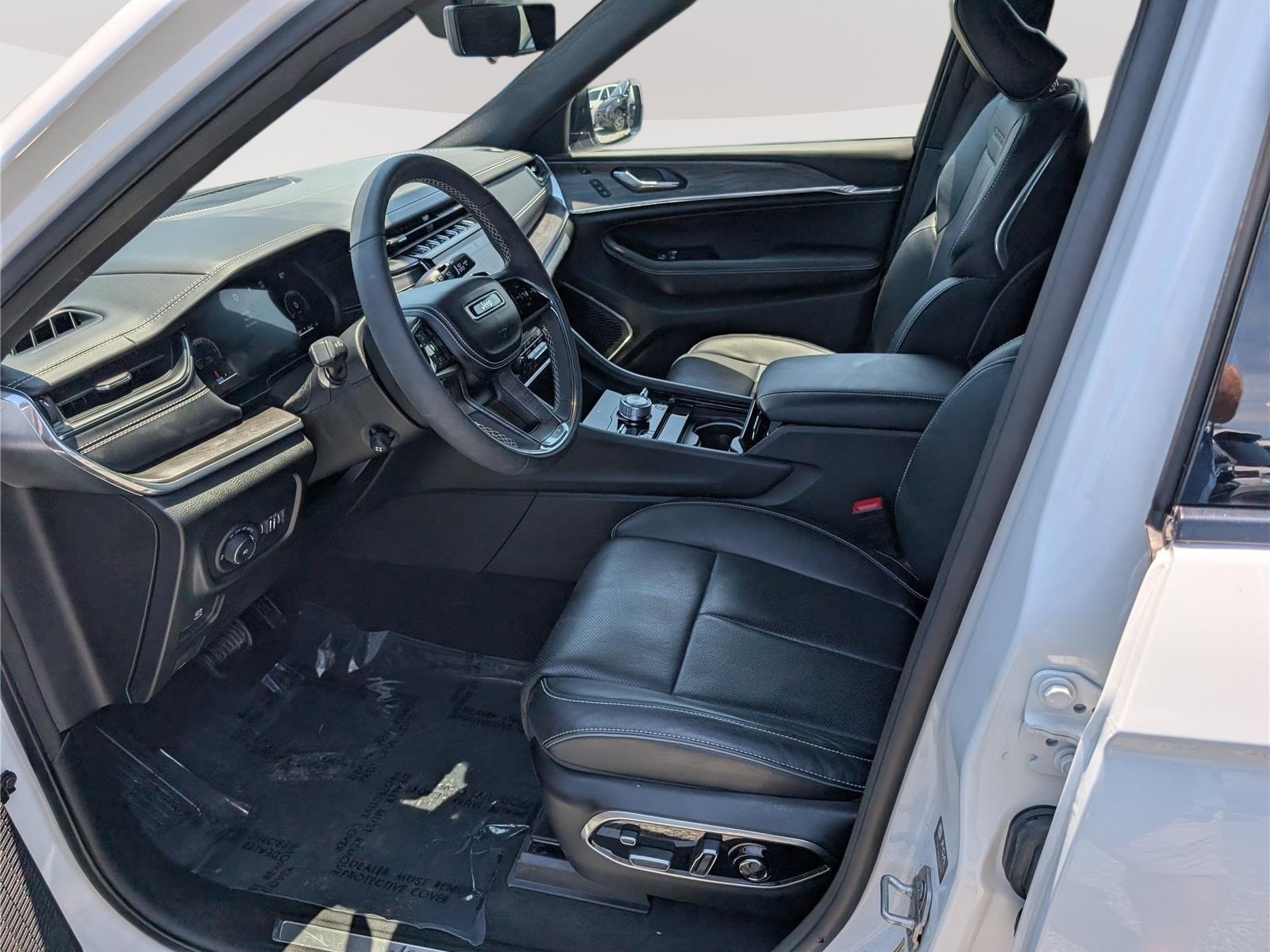 Used 2024 Jeep Grand Cherokee Overland w/ Luxury Tech Group IV AWD/4WD image 16