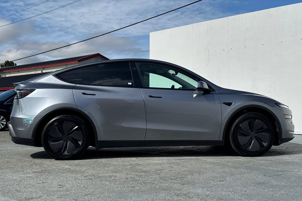 Used 2026 Tesla Model Y 2WD image 2