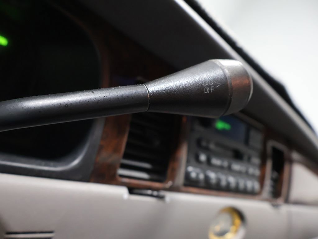 Used 2000 Lincoln Town Car Cartier image 31