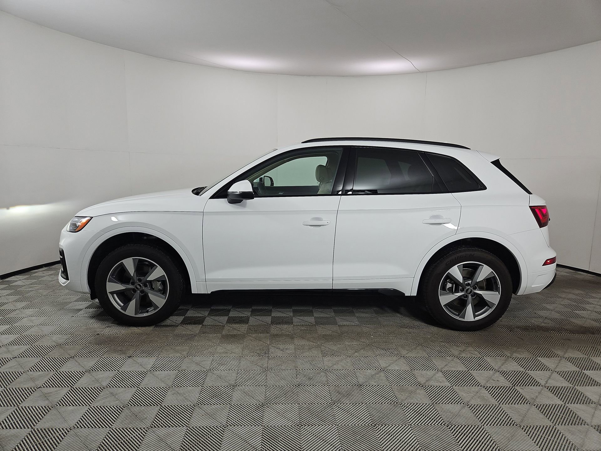 Certified 2025 Audi Q5 2.0T Premium w/ Convenience Plus Package image 4