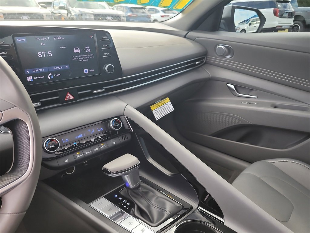 Used 2022 Hyundai Elantra SEL w/ Convenience + Premium Package image 18