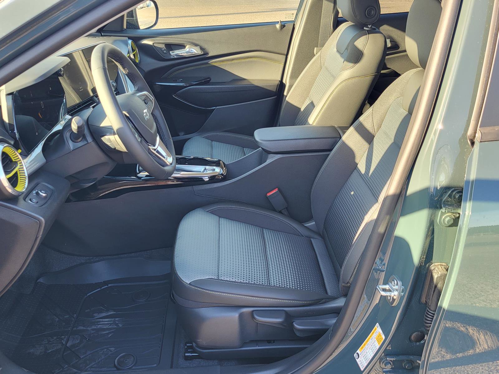 New 2026 Chevrolet Trax LT w/ Midnight Edition FWD image 15