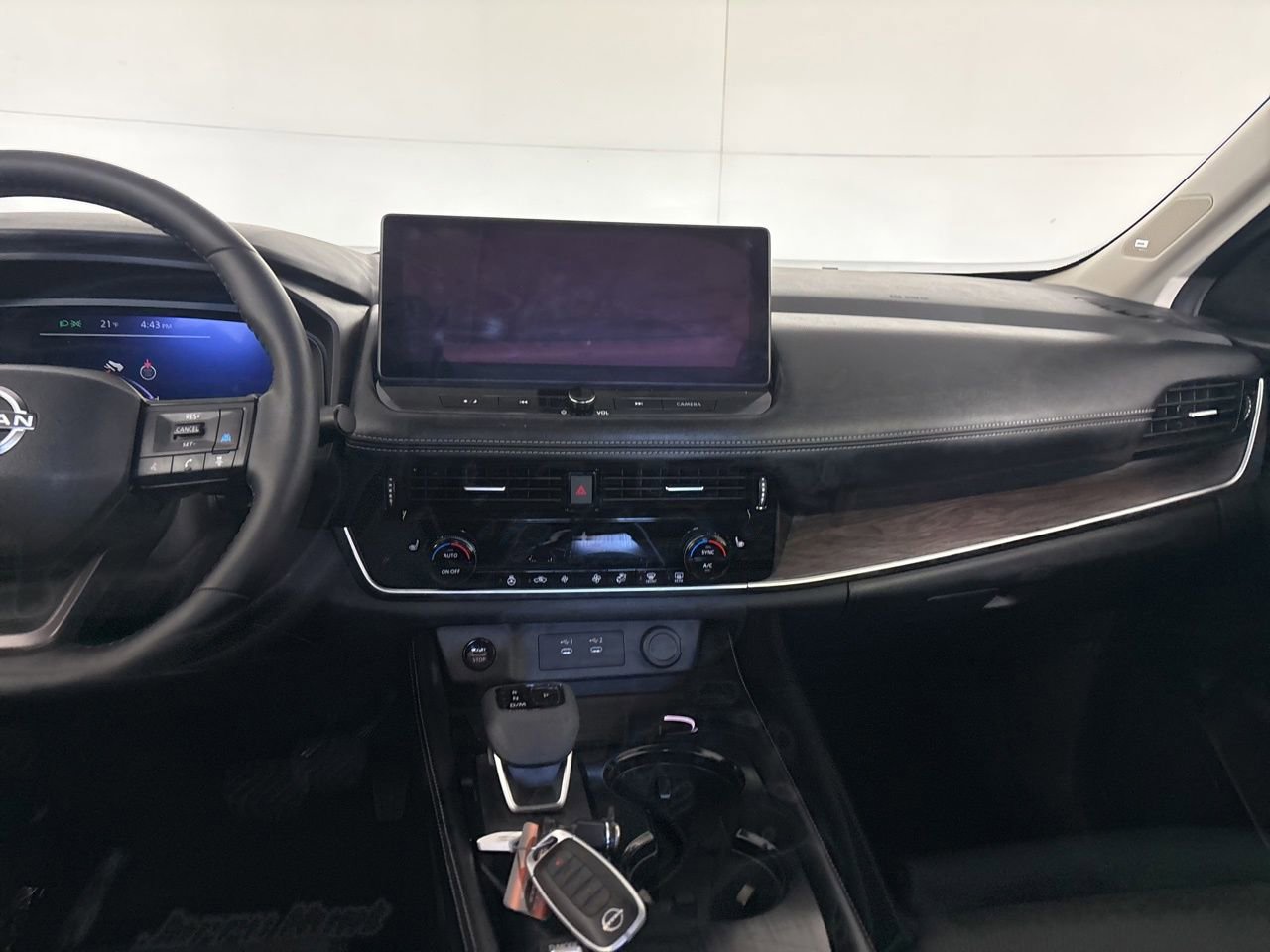 Used 2025 Nissan Rogue Platinum image 25