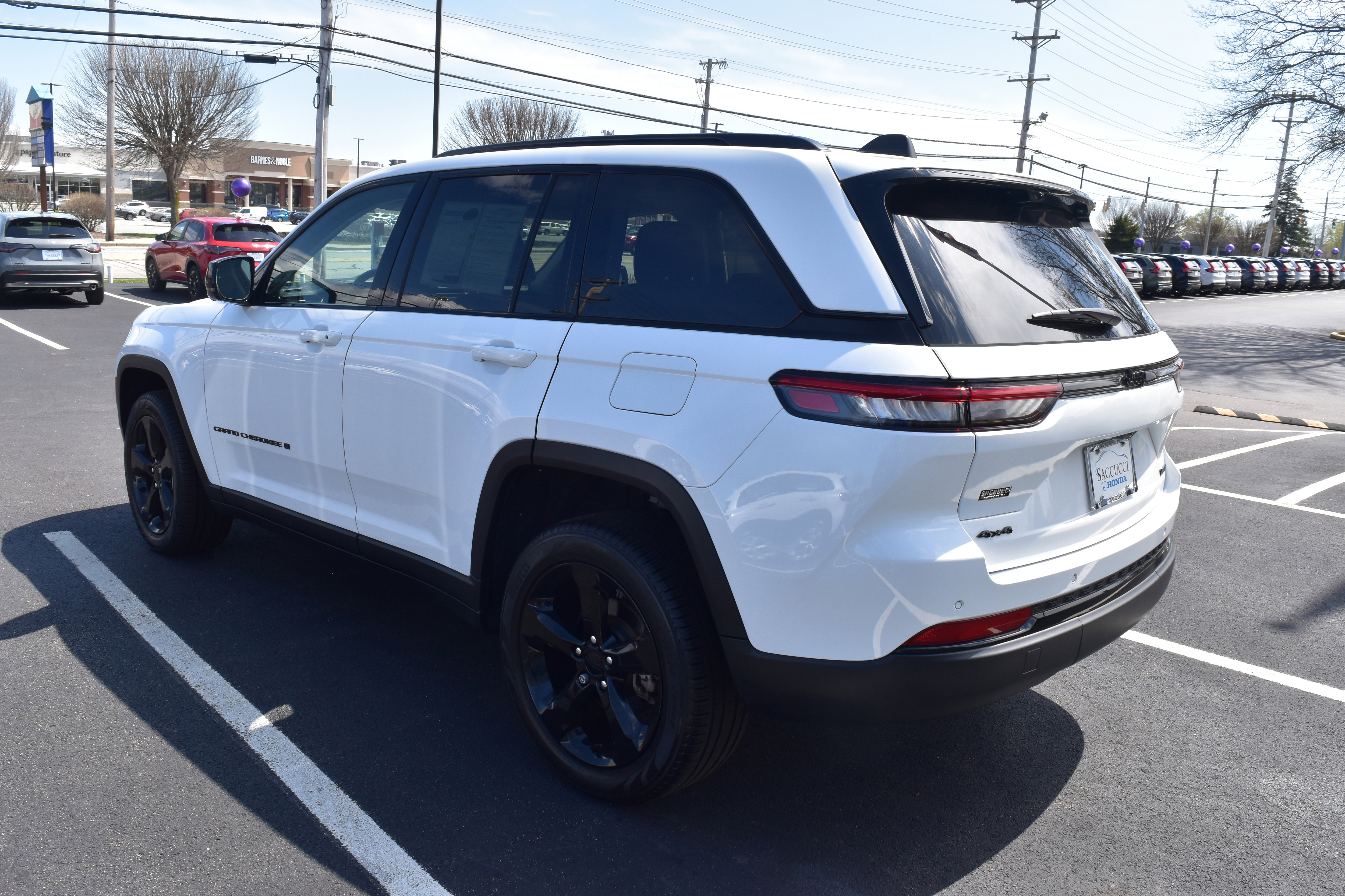 Used 2023 Jeep Grand Cherokee Limited w/ Luxury Tech Group II AWD/4WD image 4