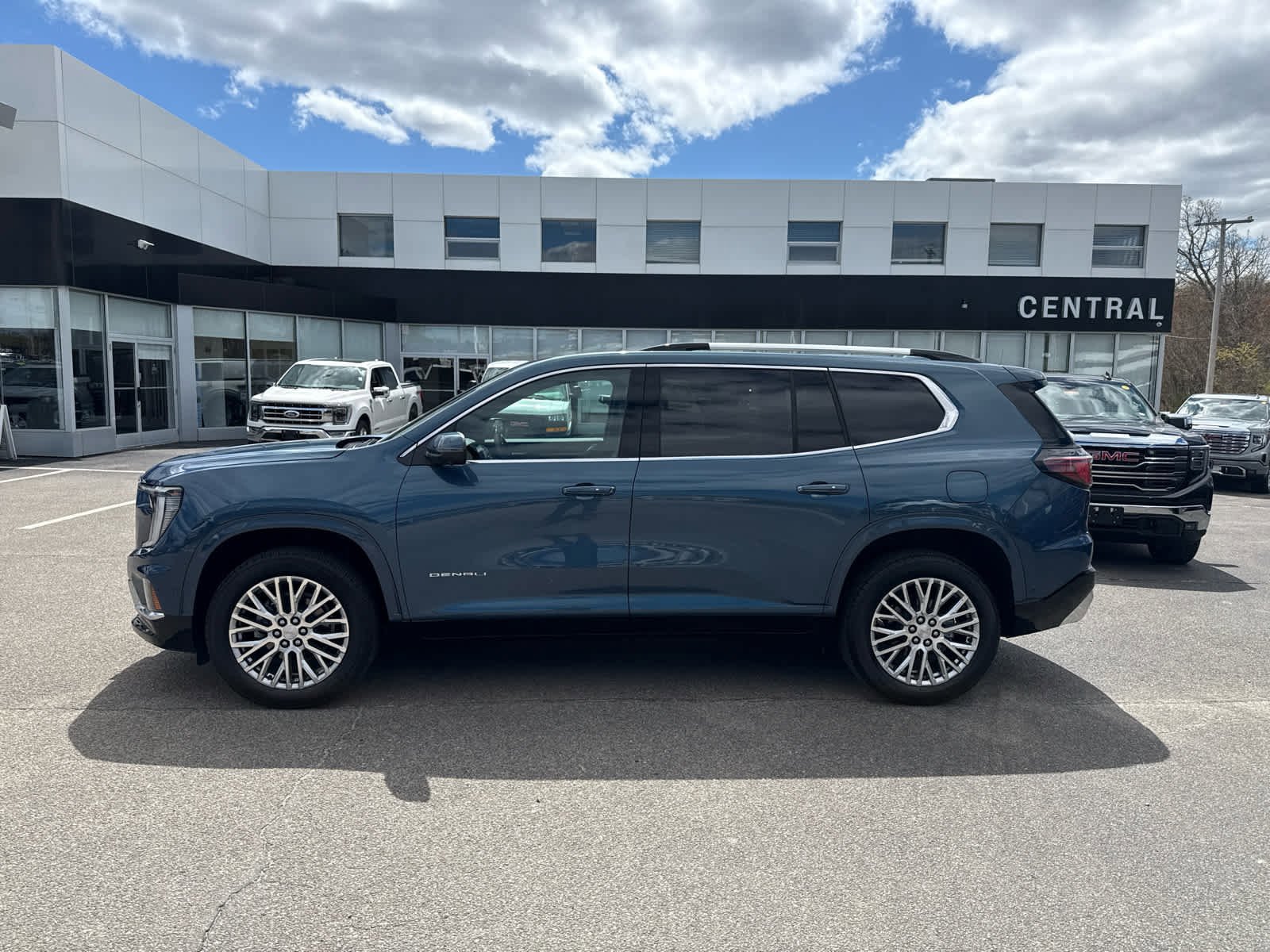 Used 2026 GMC Acadia Denali w/ Super Cruise Package AWD/4WD image 2