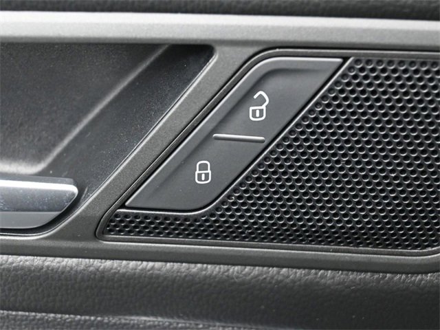 Used 2020 Volkswagen Tiguan SE w/ Panoramic Sunroof Package image 14