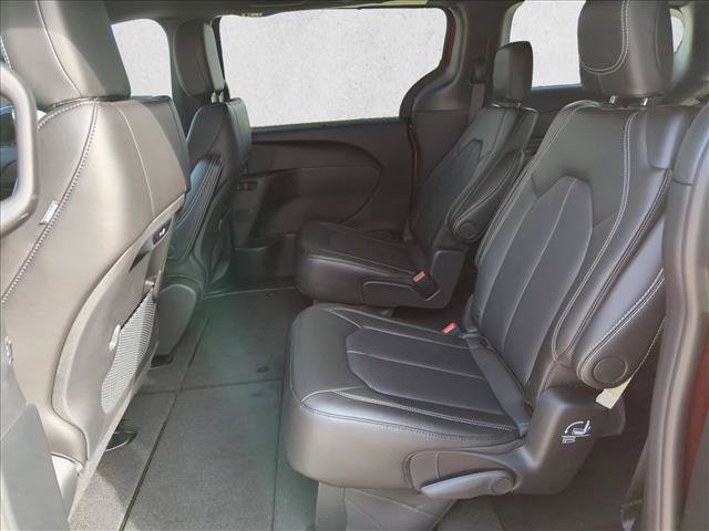 New 2025 Chrysler Pacifica Select AWD/4WD image 15