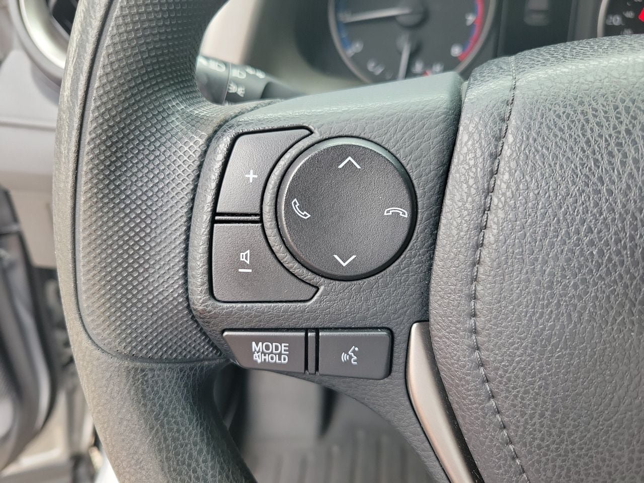 Used 2017 Toyota RAV4 LE FWD image 19