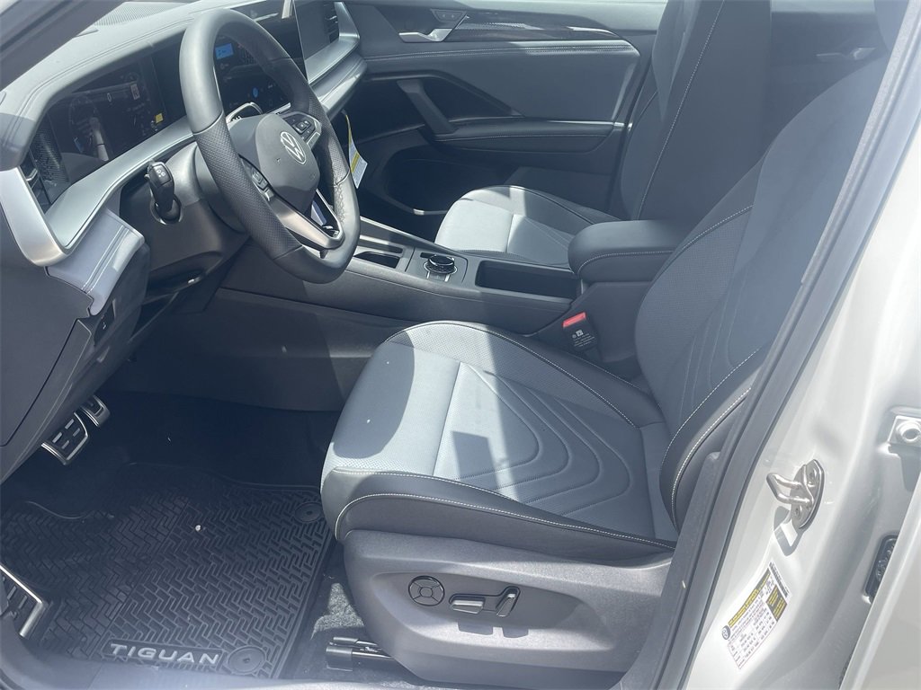 New 2025 Volkswagen Tiguan SE R-Line image 12