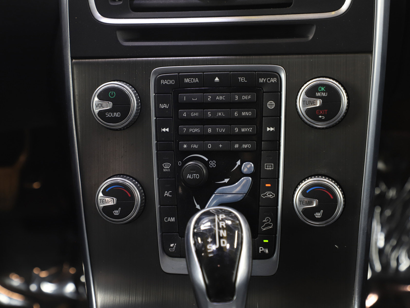 Used 2016 Volvo V60 T5 Cross Country Platinum image 18