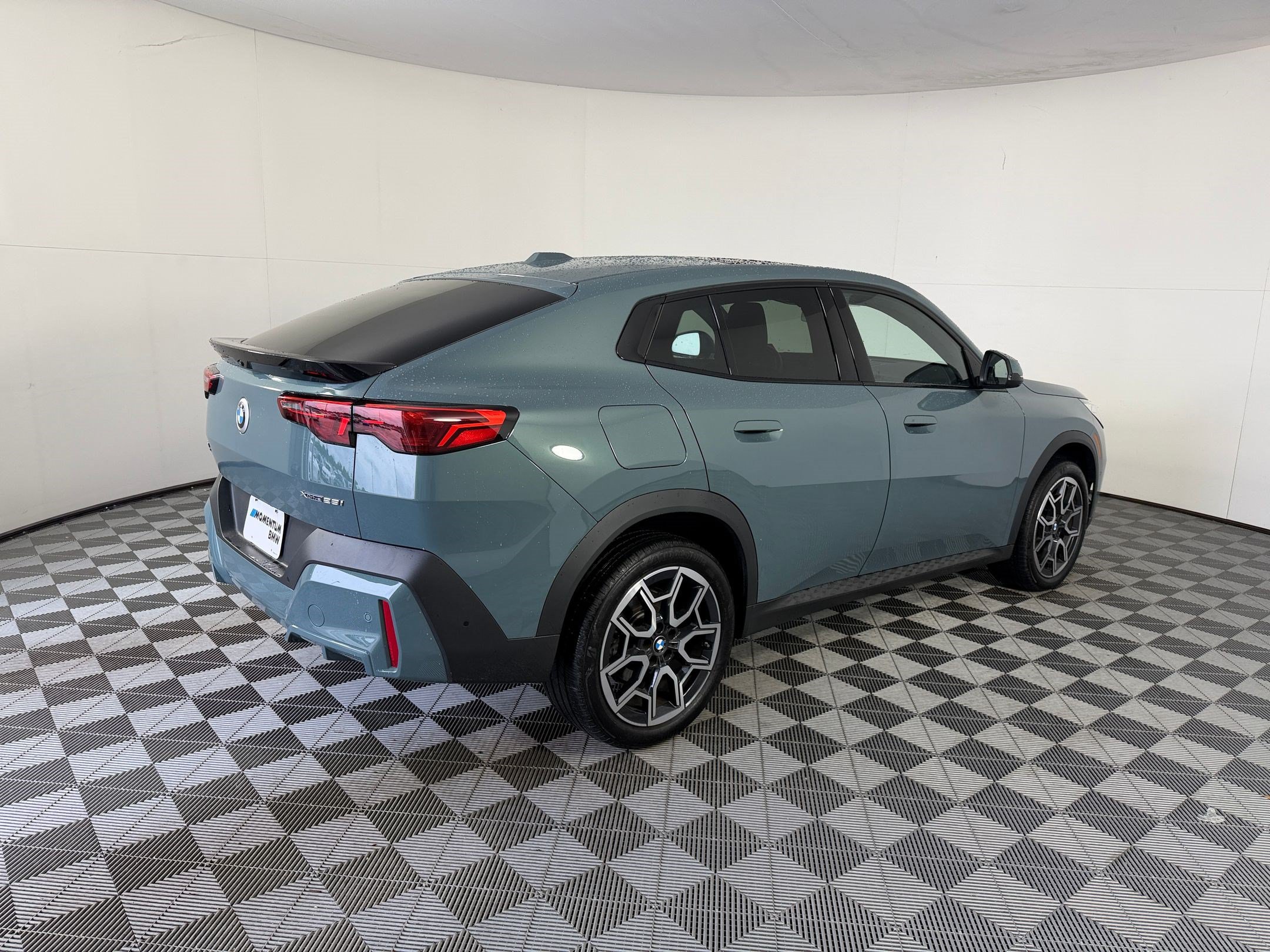 Used 2025 BMW X2 xDrive28i AWD/4WD image 9