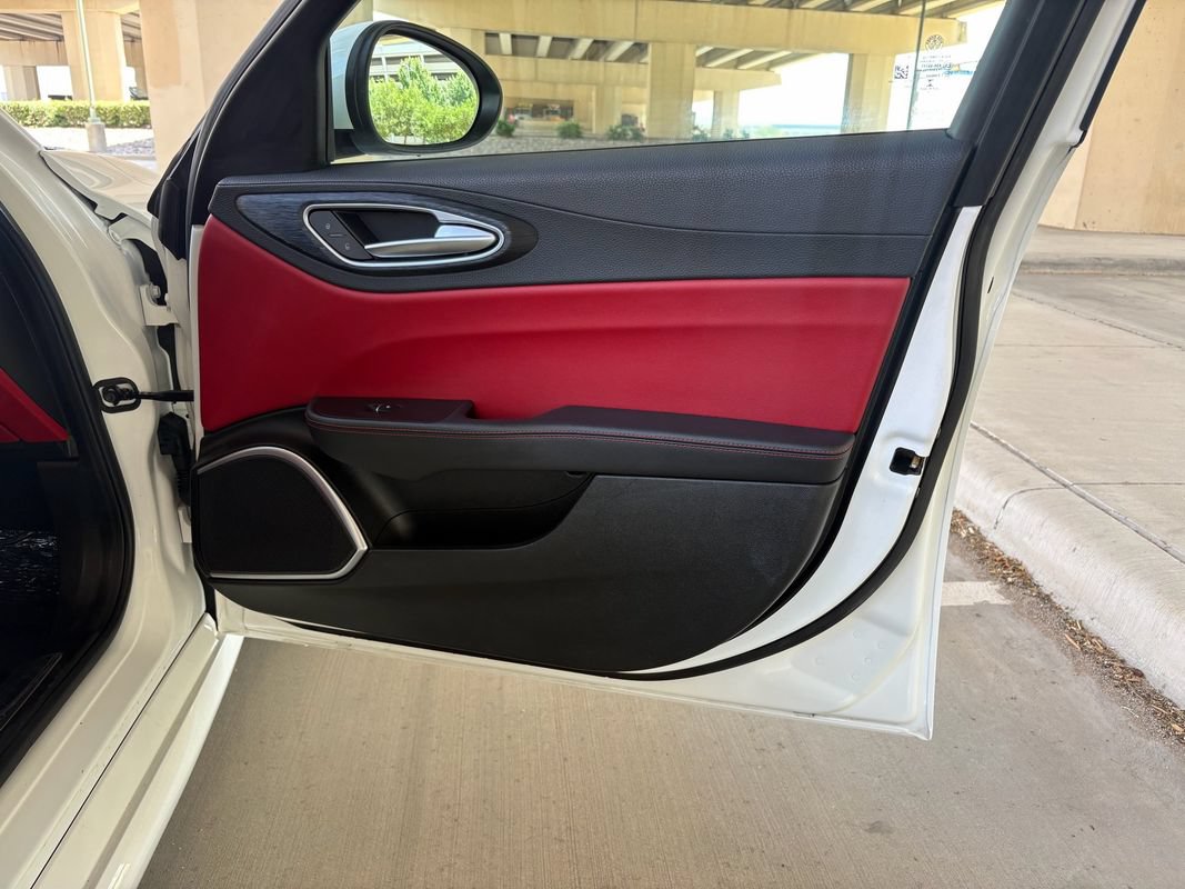 Used 2018 Alfa Romeo Giulia AWD image 25