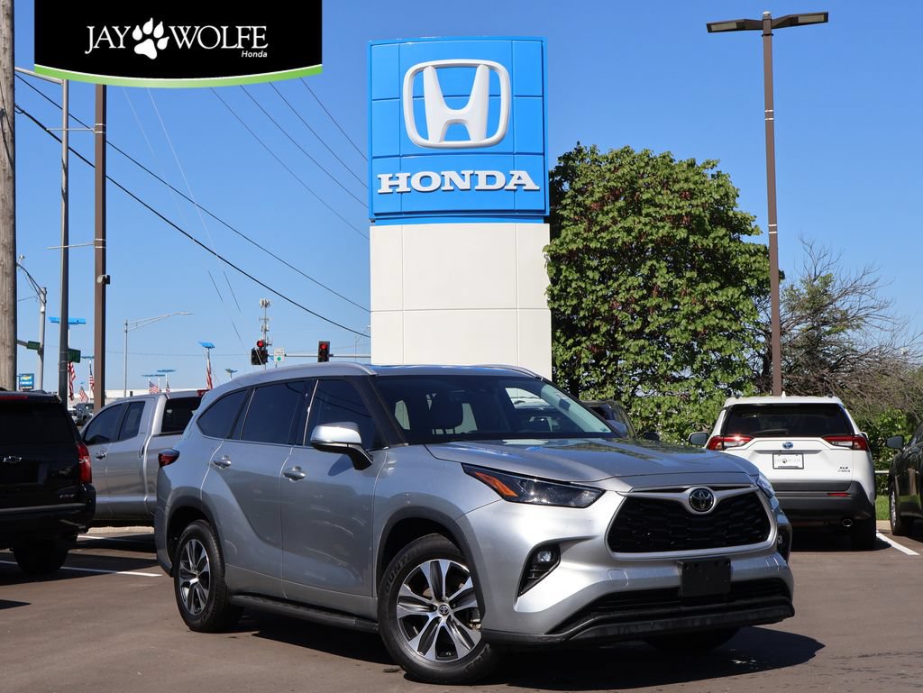 Used 2022 Toyota Highlander XLE FWD image 1