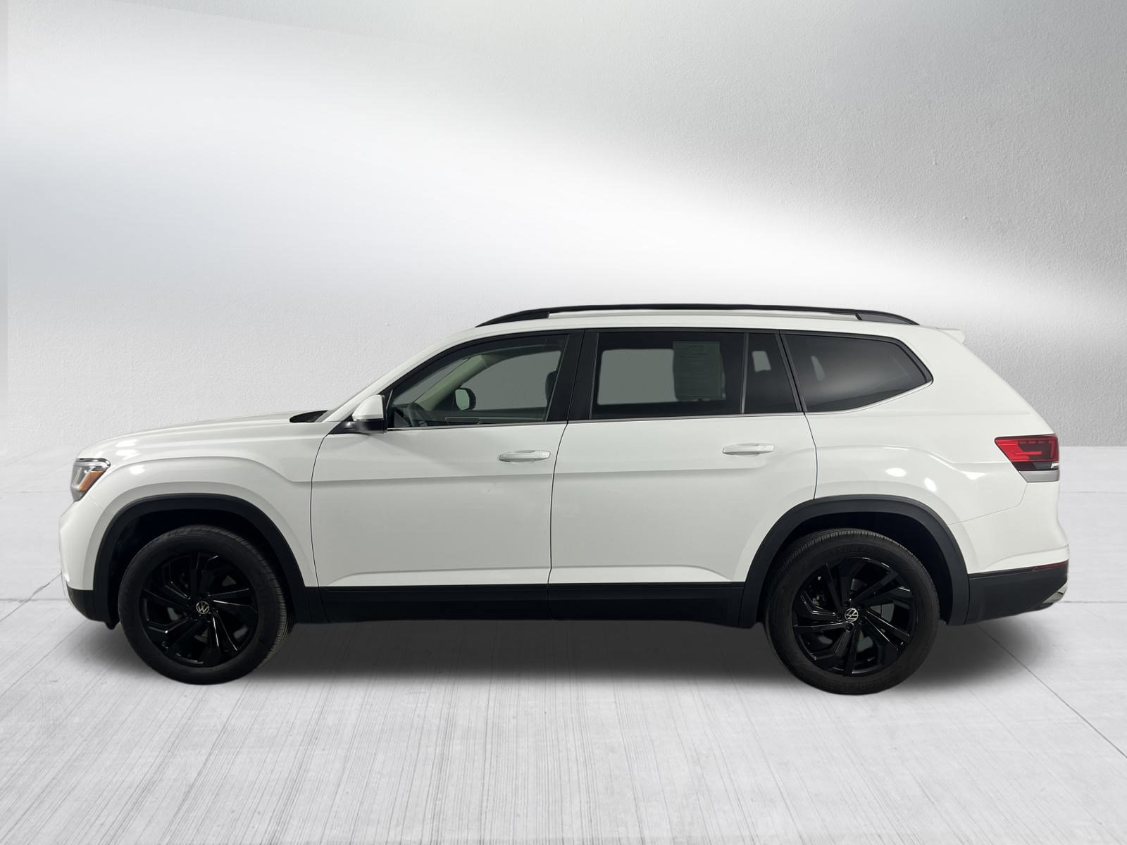 Certified 2023 Volkswagen Atlas SE w/ Black Wheel Package image 4