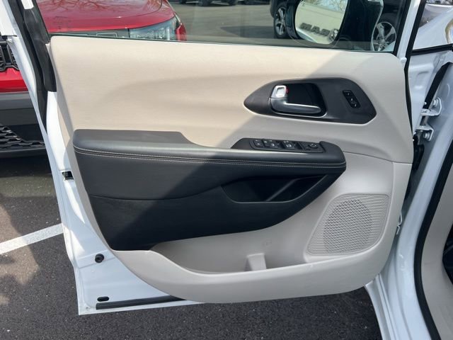 Used 2024 Chrysler Pacifica Touring-L FWD image 4