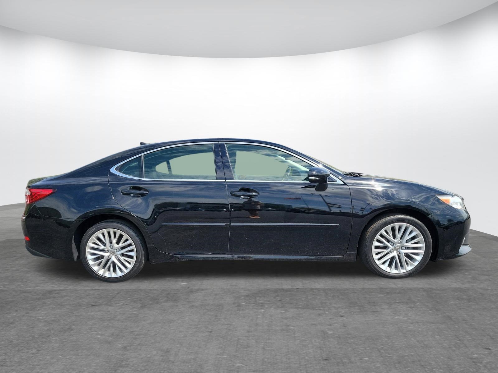 Used 2015 Lexus ES 350 w/ Ultra Luxury Package image 23