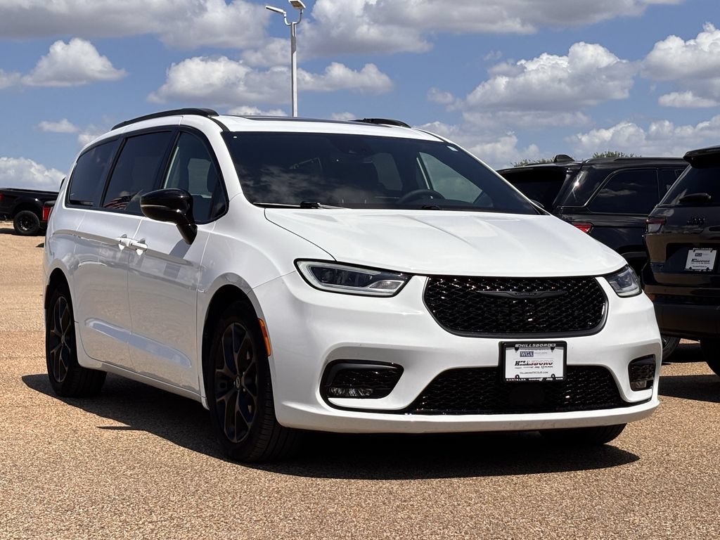 Used 2025 Chrysler Pacifica Limited FWD image 2