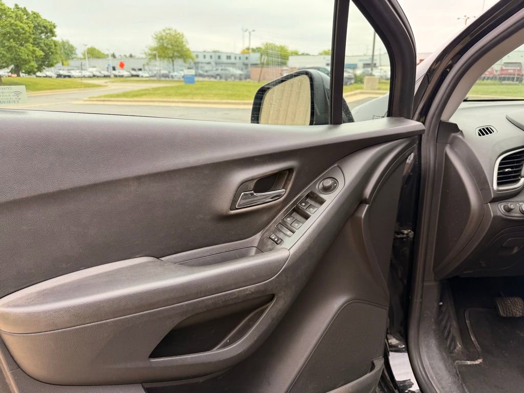 Used 2020 Chevrolet Trax LS FWD image 11