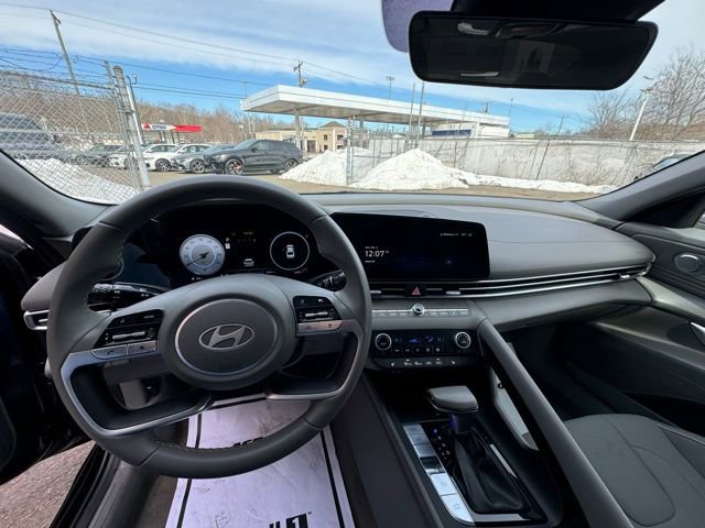 Used 2024 Hyundai Elantra SEL w/ Convenience Package FWD image 18