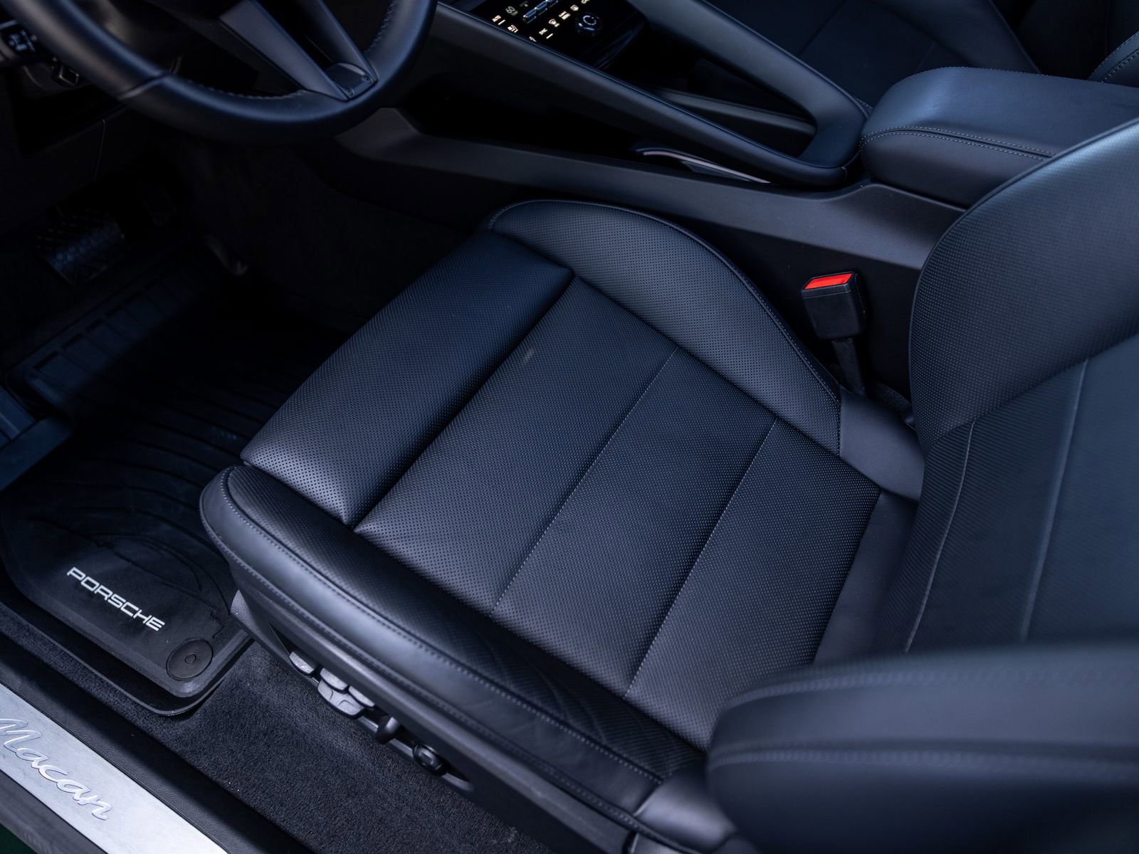 Certified 2025 Porsche Macan Electric RWD image 42