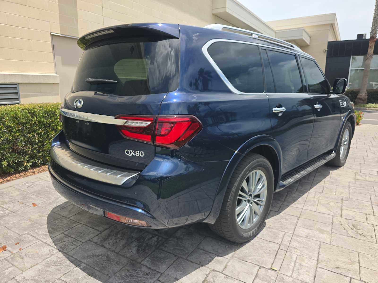 Used 2019 INFINITI QX80 Luxe RWD image 3