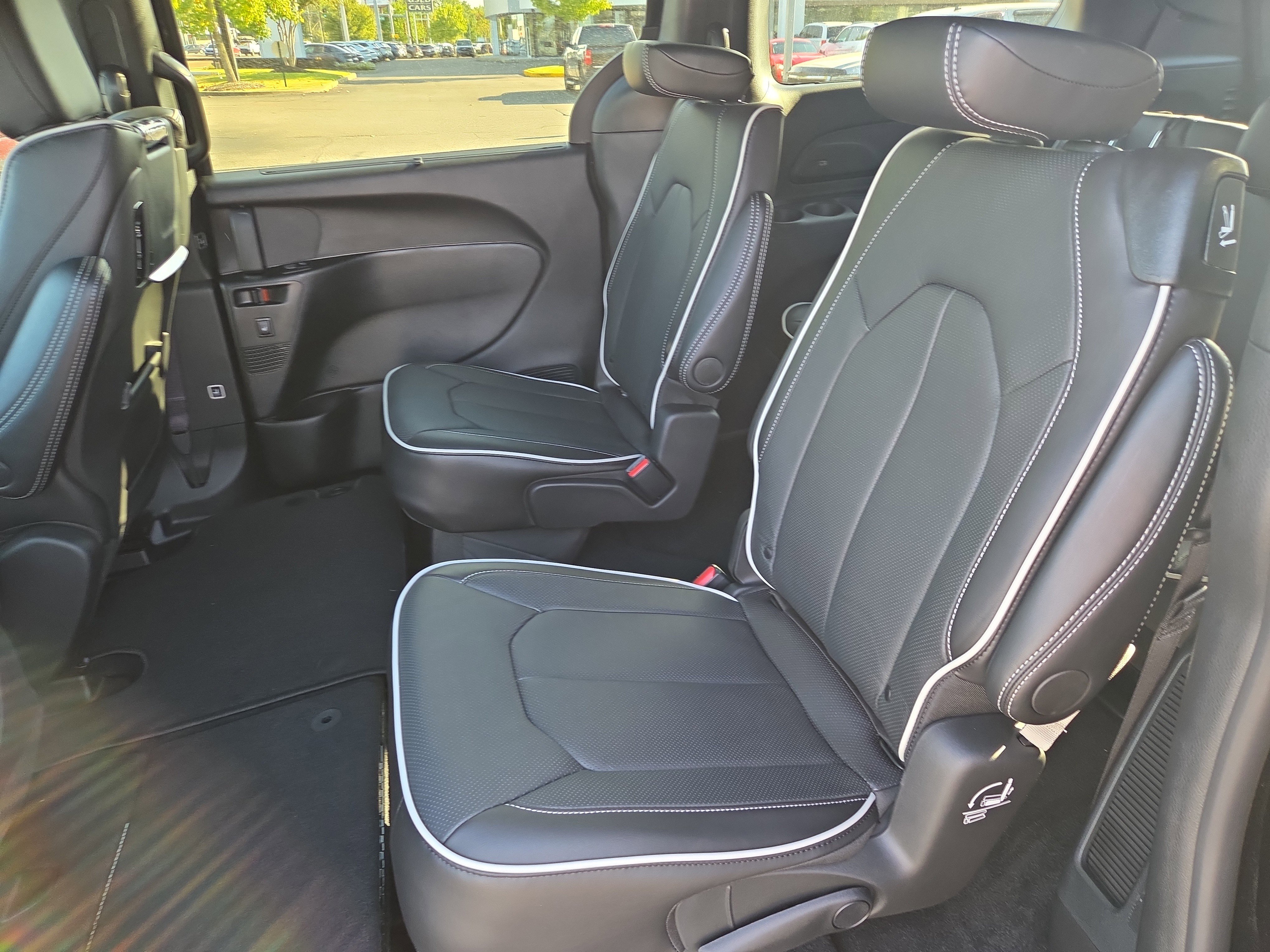 New 2026 Chrysler Pacifica Limited w/ Uconnect Theater Family Group image 6