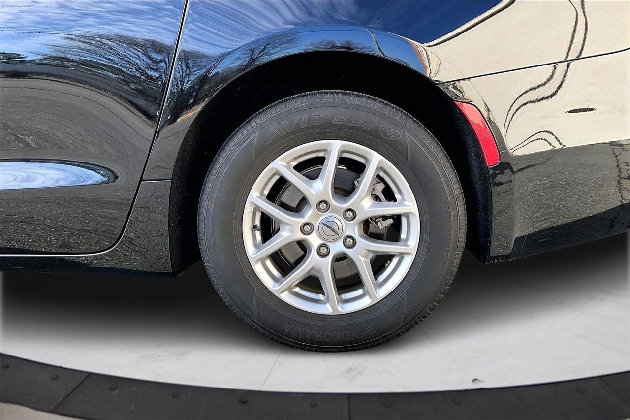 Certified 2024 Chrysler Pacifica Touring-L image 35