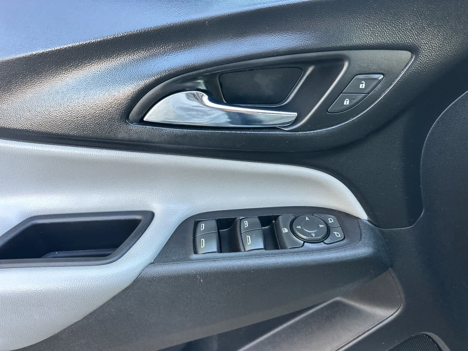Used 2018 Chevrolet Equinox LT FWD image 13
