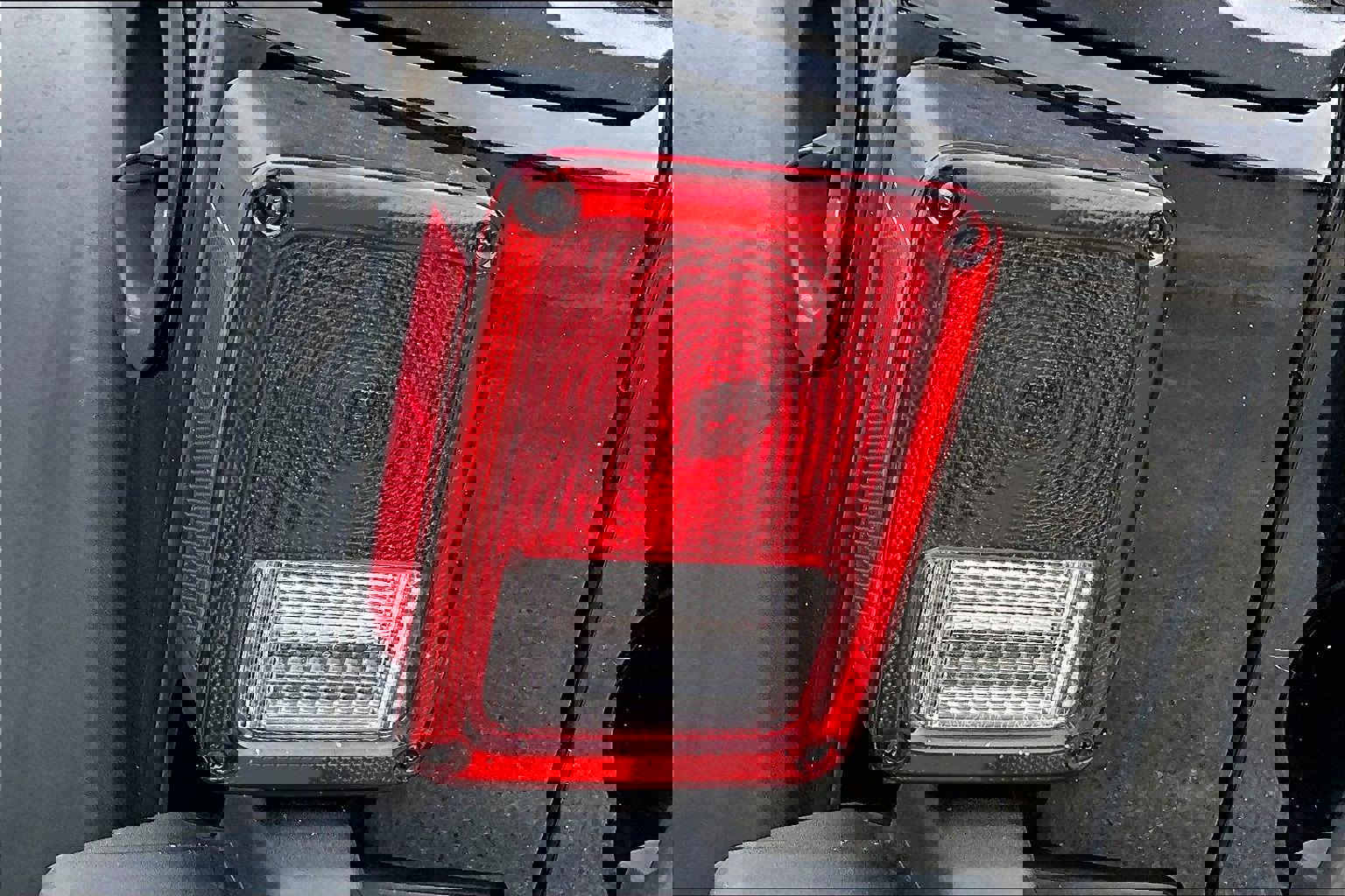 Used 2018 Jeep Wrangler Unlimited Sport w/ Connectivity Group image 30