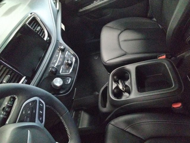 New 2026 Chrysler Pacifica Select AWD/4WD image 23