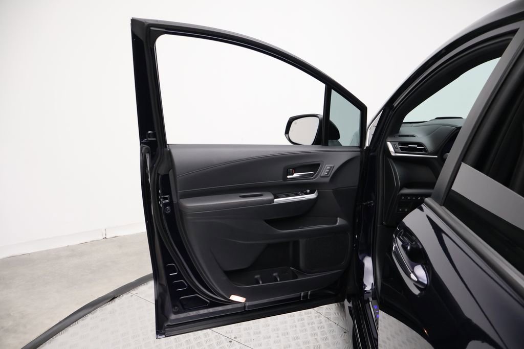 Certified 2025 Toyota Sienna Platinum image 16