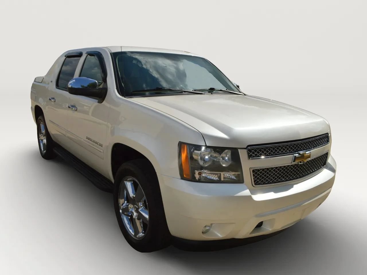 Used 2011 Chevrolet Avalanche LTZ AWD/4WD image 12