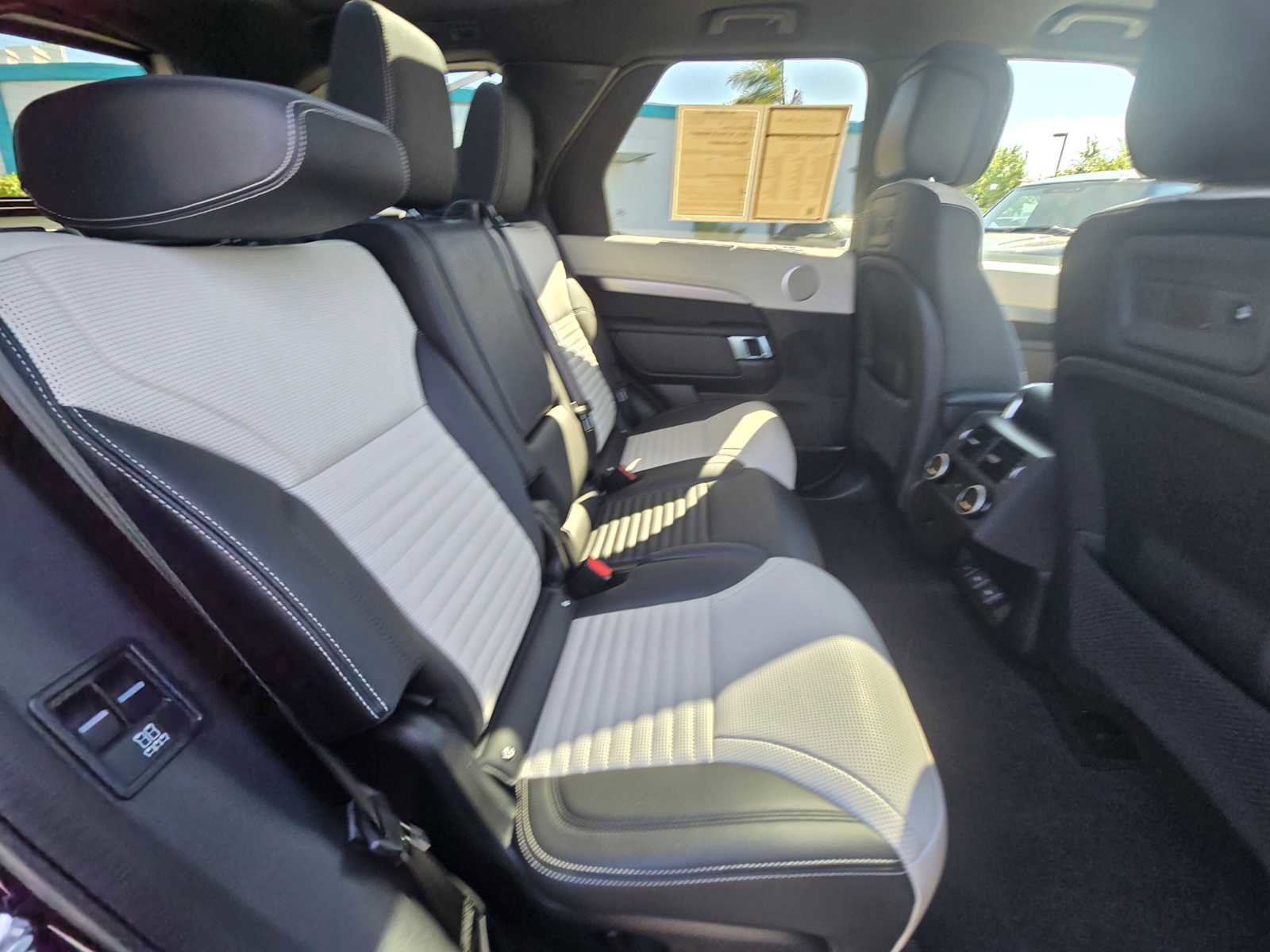 Used 2023 Land Rover Discovery S R-Dynamic image 14