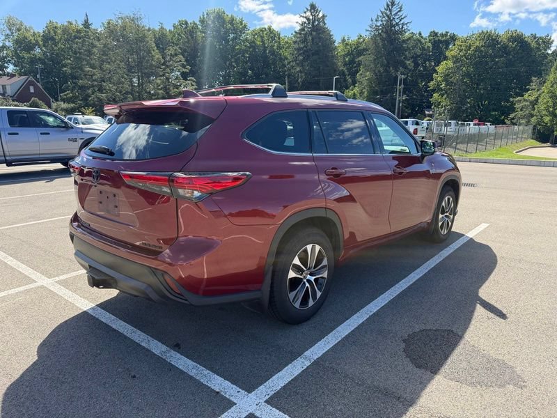 Used 2022 Toyota Highlander XLE AWD/4WD image 16