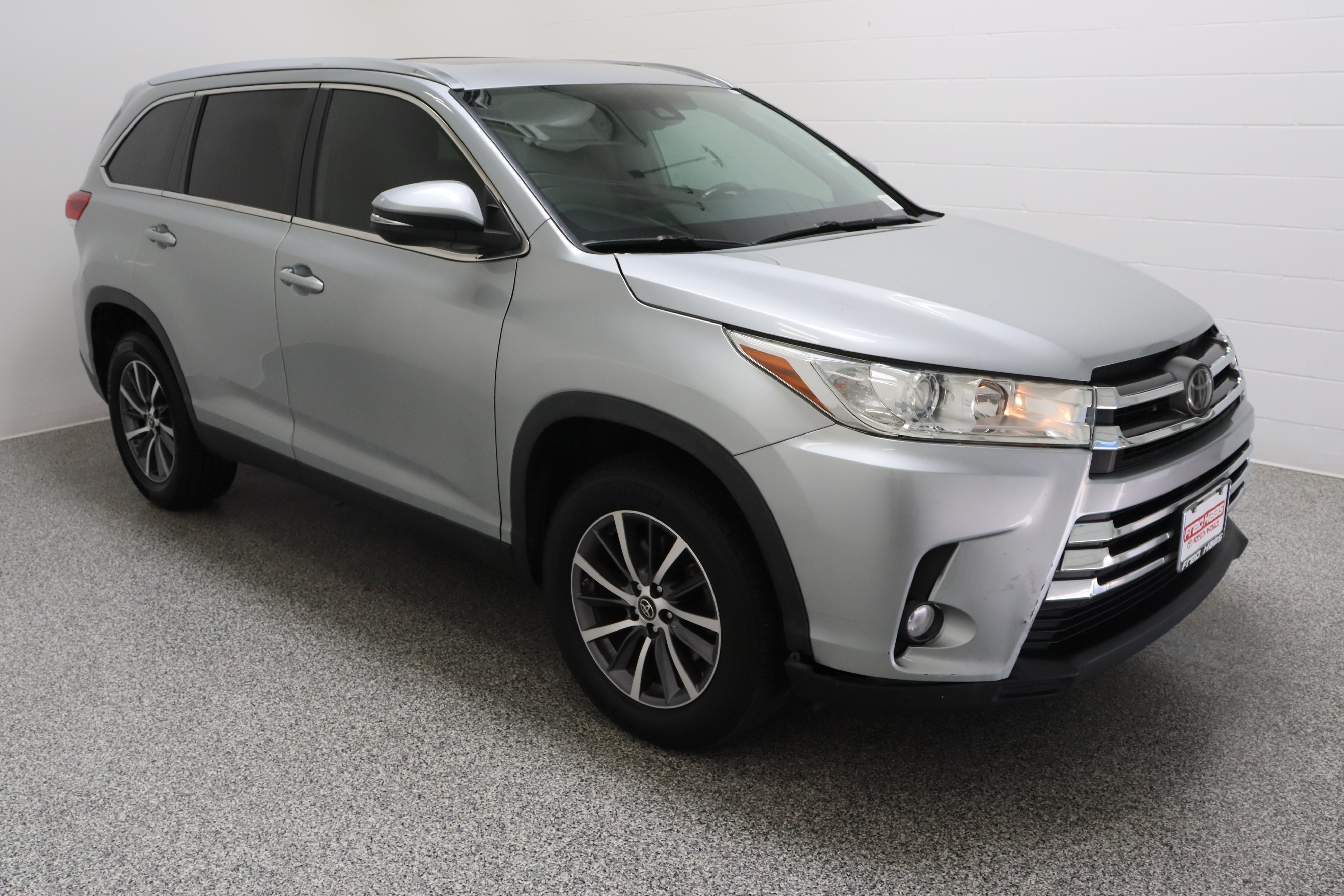 Used 2019 Toyota Highlander XLE FWD image 4