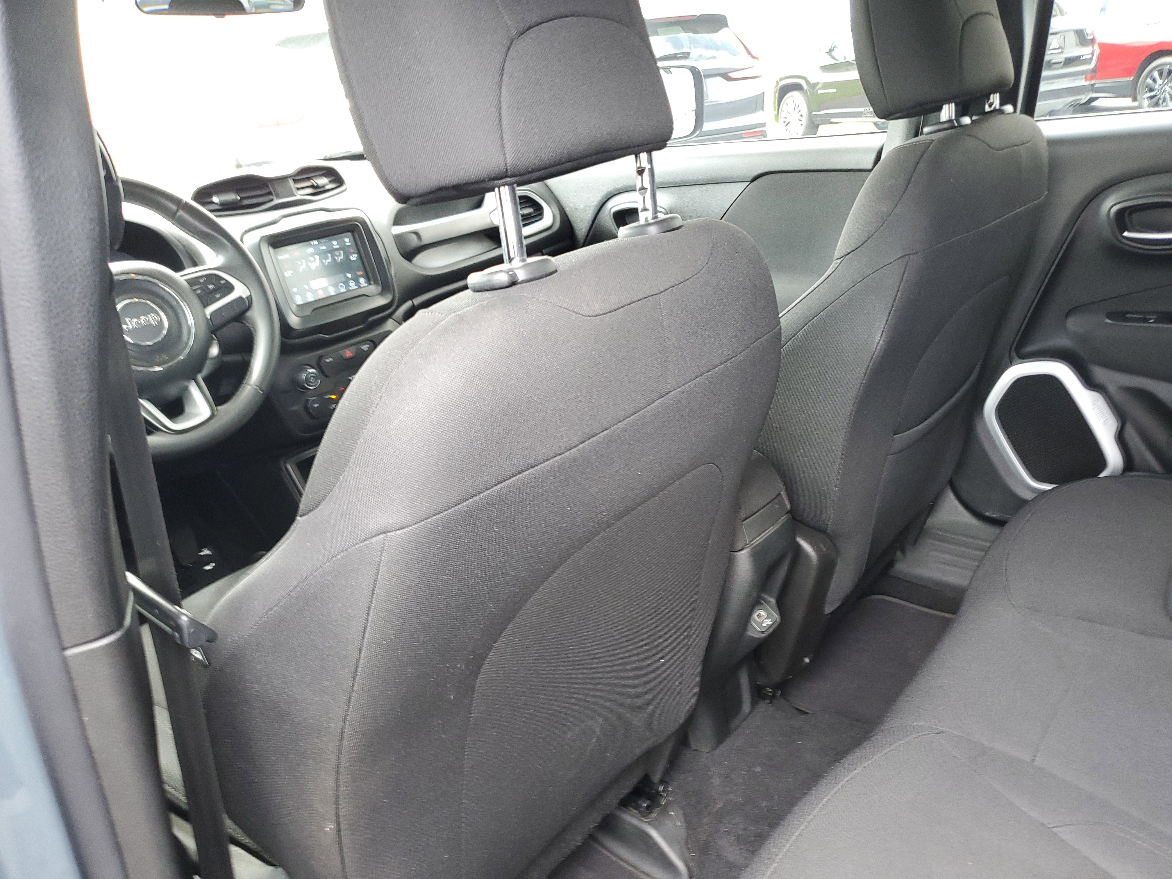 Used 2018 Jeep Renegade Latitude FWD image 11