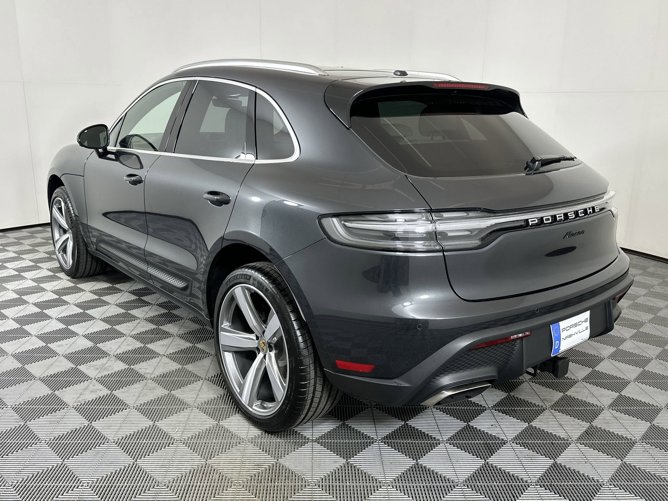 Certified 2025 Porsche Macan image 3