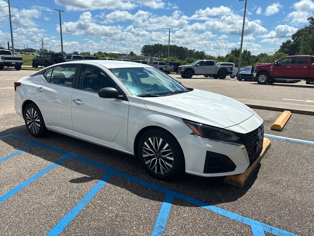 Used 2024 Nissan Altima 2.5 SV FWD image 2