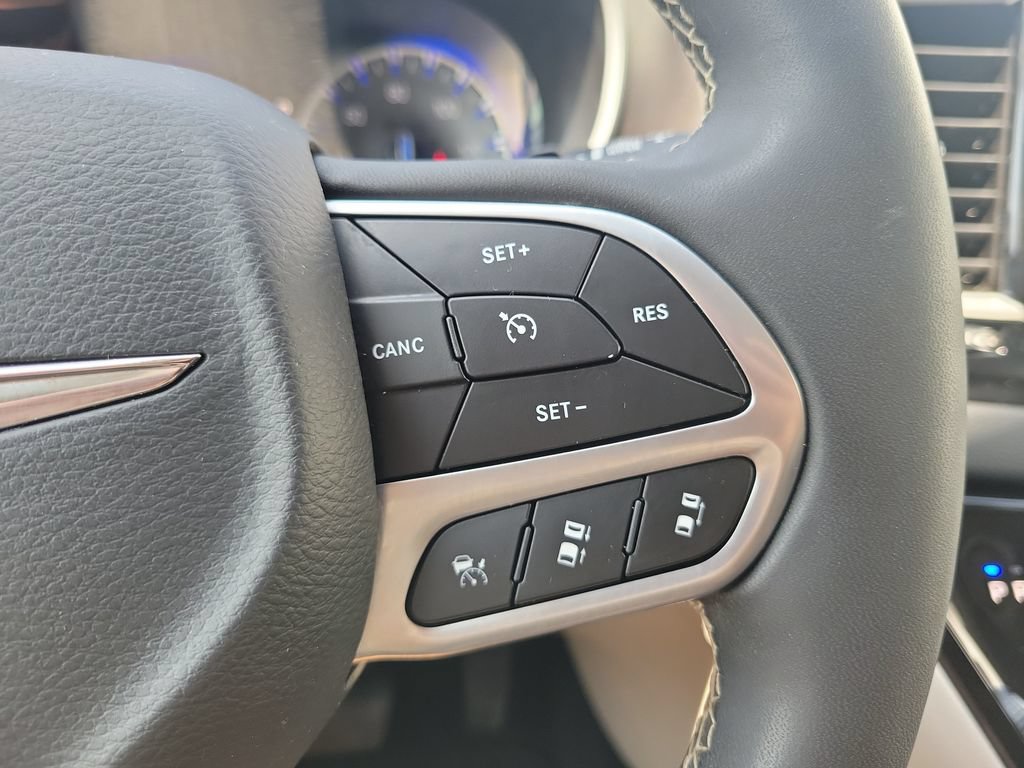 Used 2023 Chrysler Pacifica Touring-L FWD image 24