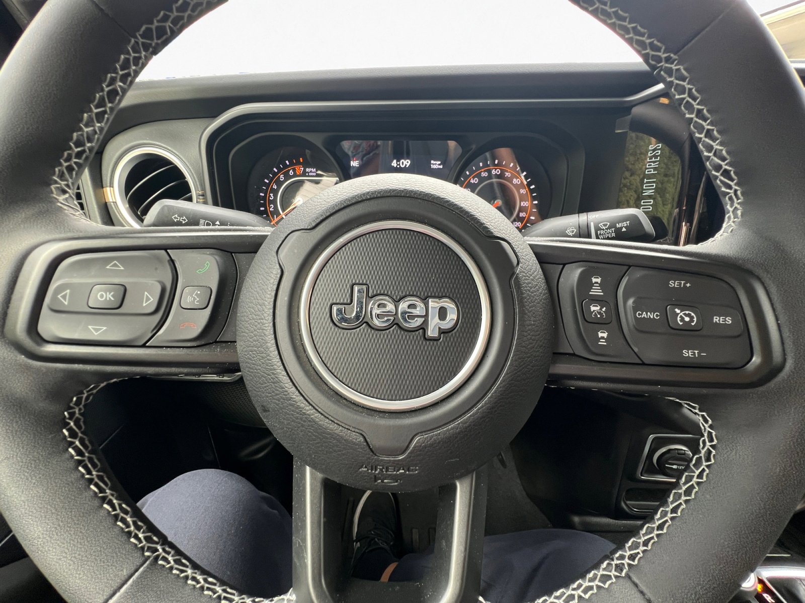 Used 2025 Jeep Gladiator Sport image 15