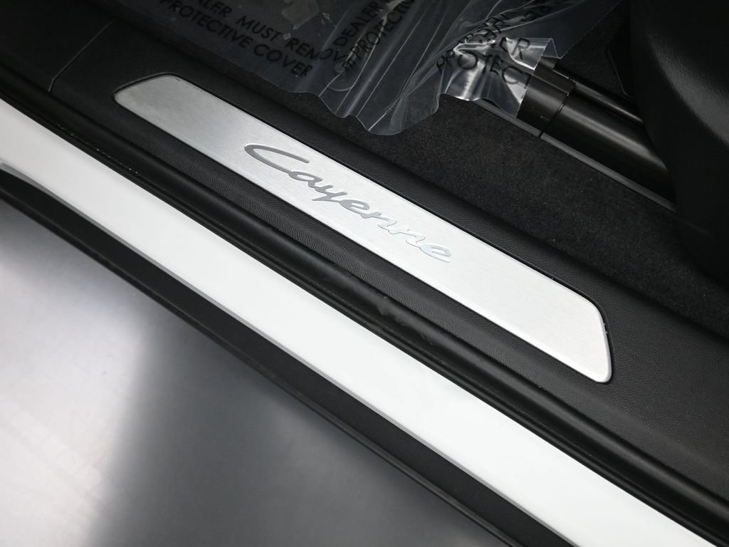Certified 2025 Porsche Cayenne E-Hybrid w/ Premium Package Plus AWD/4WD image 28