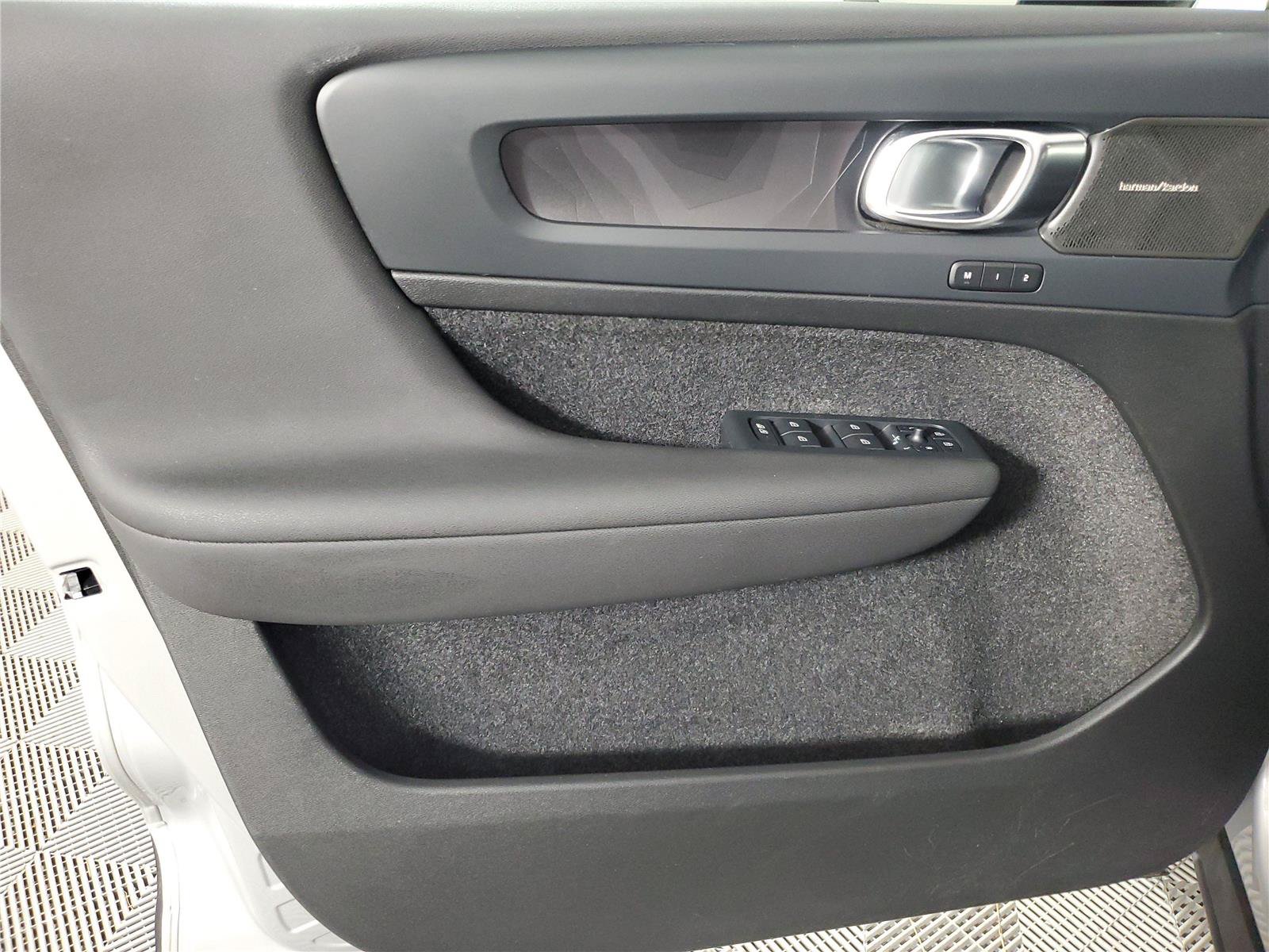 Certified 2024 Volvo C40 P8 Recharge Ultimate w/ Protection Package Premier RWD image 19