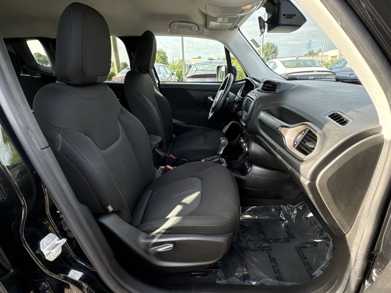 Used 2017 Jeep Renegade Latitude FWD image 24