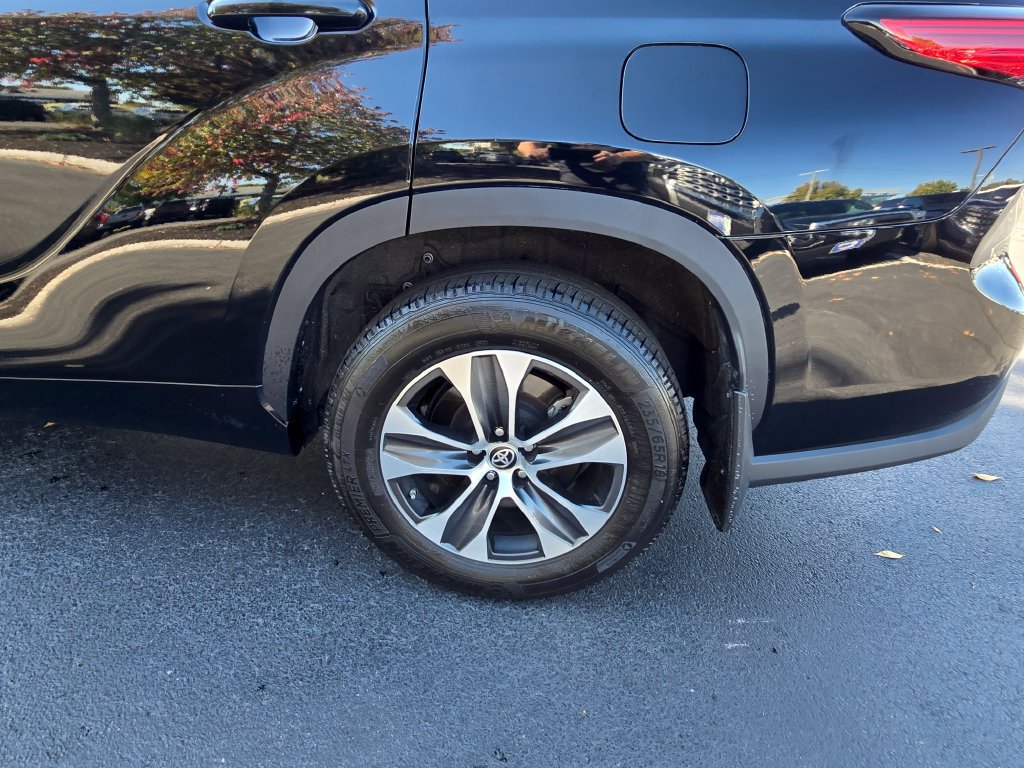 Certified 2022 Toyota Highlander XLE AWD/4WD image 4